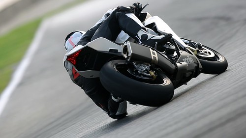 バイクの引き起こし方：簡単にできるコツと基本テクニック！